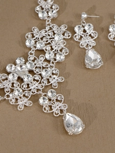 Detailaufnahme von Brautschmuckset mit birnenförmigen Strasssteinen und Halskettendetails