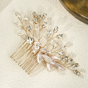 Eleganter Brauthaarkamm mit goldenen Drahtblättern und funkelnden Kristalltropfen