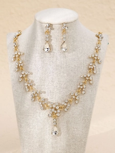 Detail eines Brautschmuck-Sets mit Strasssteinen und Tropfenanhängern auf einer Büste