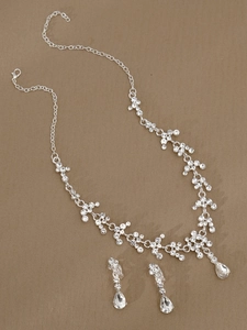 Detailansicht Brautschmuck-Set mit Wassertropfen-Strasssteinen und Blumenhalskette in Silber
