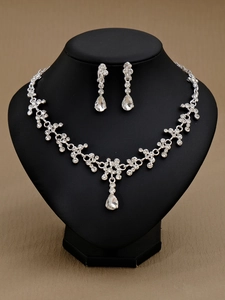 Detailaufnahme von Brautschmuckset mit birnenförmigen Strasssteinen auf schwarzem Display