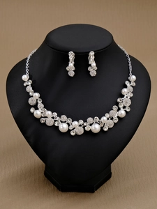 Detailansicht Brautschmuck-Set mit weißen Perlen und funkelnden Straßsteinen auf Display