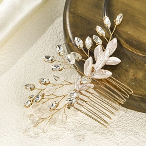 Eleganter Brauthaarkamm mit Golddraht, Kristallen und Perlmuttblättern für Hochzeiten