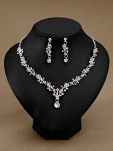 Detail von Brautschmuck-Set aus Silber mit Kristallen auf einer schwarzen Samtbüste