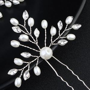 Détail d'une épingle à cheveux de mariée avec perles et cristaux sur fils argentés