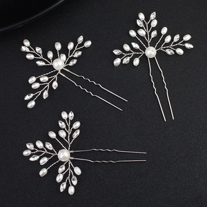 Détail de trois épingles à cheveux de mariée avec perles blanches et cristaux