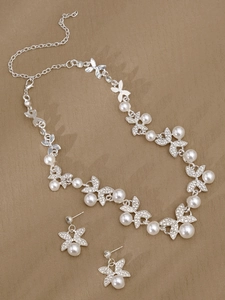 Details des Brautschmuck-Sets mit Schmetterlings-Strasssteinen und Perlen