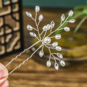 Épingle à cheveux de mariée argentée faite main avec perles et cristaux fins