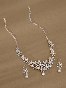 Details von Brautschmuck-Set mit Blumenkette und Perlenohrringen mit Strasssteinen