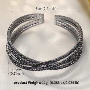 Gros plan du bracelet croisé à quatre couches avec strass noirs, largeur de 1,8 cm