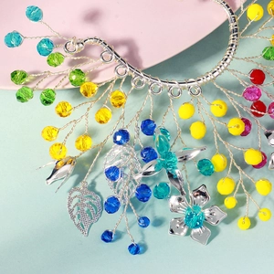 Πολύχρωμο ear cuff με κρυστάλλινες χάντρες ασημένια φύλλα και λουλούδια σε φωτεινό φόντο