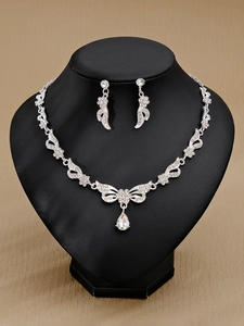 Detaillierte Makroansicht des Brautschmuck-Sets mit glitzernden Strasssteinen und Perlen