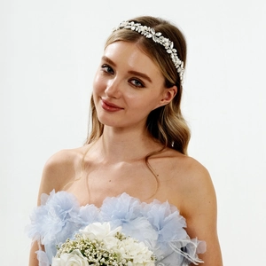 Détail du bandeau de mariée avec cristaux et perles sur un modèle élégant