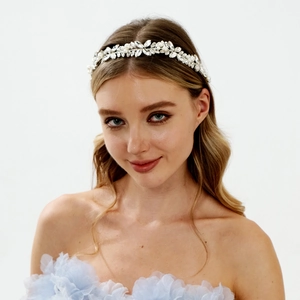 Détail d'un serre-tête de mariée tissé à la main avec strass et perles sur un modèle