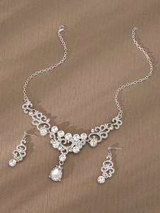 Makroaufnahme von Brautschmuck-Set aus Silber mit Halskette und Tropfen-Strass-Ohrringen
