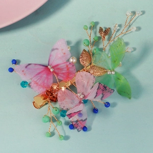 Détail de la pince à cheveux papillon en tulle avec perles et cristaux brillants
