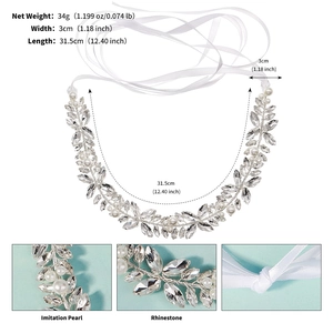 Détails macro d'un bandeau de mariée fait main avec perles, strass et ruban en soie