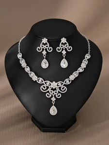Detail von Brautschmuck-Set mit glitzernden Strasssteinen und Perlen auf schwarzem Samt