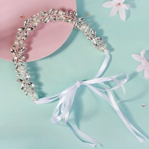 Serre-tête de mariée fait main avec fleurs en strass et perles et rubans blancs élégants