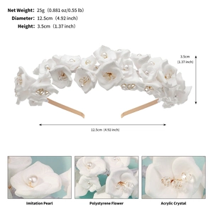 Vue détaillée du serre-tête fleurs blanches avec perles et cristaux acryliques