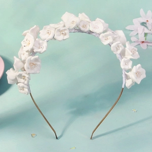 Serre-tête élégant avec fleurs en tissu blanc et perles sur monture dorée fine