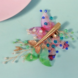 Barrette papillon féerique avec perles de cristal colorées sur base en métal doré
