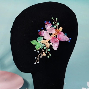 Détails de la pince à cheveux papillon avec perles de cristal colorées sur mannequin