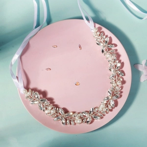 Détails macro du serre-tête floral de mariée avec strass, perles et ruban de satin