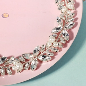 Détail macro du bandeau de mariée avec strass étincelants et perles blanches de luxe