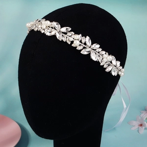 Vue détaillée du bandeau de mariage avec strass clairs, perles et rubans en soie blanche