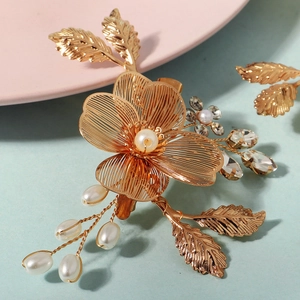 Barrette à cheveux fleurs en fil doré faite main avec perles et cristaux vintage