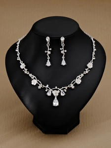 Detailansicht des Brautschmuck-Sets mit weißen Blumen und glänzenden Strasssteinen