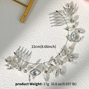 Dettaglio del pettine da sposa con strass che mostra 22 cm di lunghezza e 17 g di peso