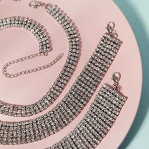 Makroaufnahme der silbernen mehrreihigen Strass-Halskette mit verstellbarem Karabiner