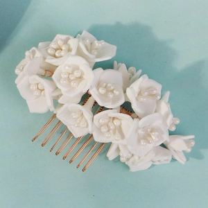 Peigne à cheveux de mariée blanc élégant avec perles et dents dorées pour mariage