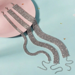 Detailansicht der silbernen Strass-Halsketten in eleganten zwei, fünf und zehn Reihen