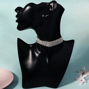 Detailaufnahme der mehrreihigen funkelnden Strass-Halskette auf einem Display