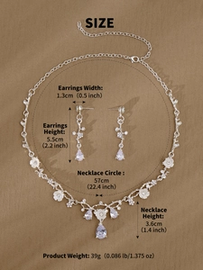 Detaillierte Ansicht des silbernen Brautschmucksets mit Kristallen und floralen Akzenten