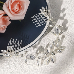 Dettaglio dell'accessorio sposa con foglie di cristallo e pettini in metallo argento