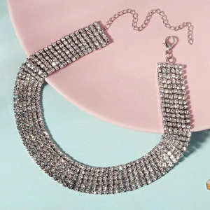 Makroaufnahme der mehrlagigen Strass-Choker-Halskette mit verstellbarem Verschluss
