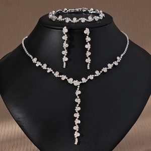 Elegantes Brautschmuck-Set in Silber mit funkelnden Strass-Halsketten, Ohrringen und Armband