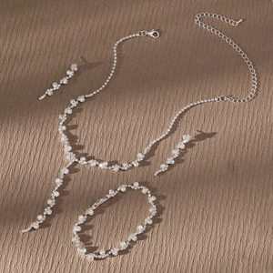 Silbernes Brautschmuck-Set mit glitzernden Strasssteinen inklusive Halskette und Ohrringen