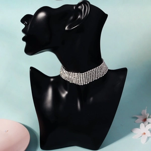 Makroaufnahme einer mehrreihigen Strass-Choker-Halskette auf einem schwarzen Mannequin