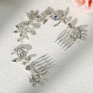 Dettaglio dell'accessorio per capelli da sposa in argento con cristalli e pettini