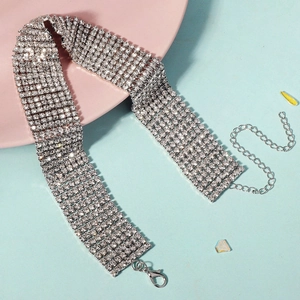Detail der mehrreihigen Strass-Halskette mit Silberverschluss und Verlängerungskette