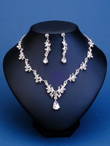 Nahaufnahme von silbernem Brautschmuckset mit Strasssteinen und tropfenförmigen Kristallen