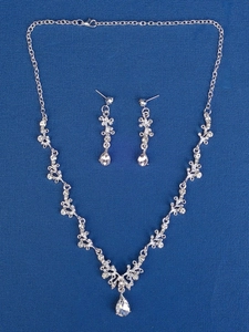 Detail von Brautschmuck-Set mit glitzernden Strasssteinen und tropfenförmigen Perlen