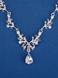 Makroaufnahme einer Brautkette in Silber mit birnenförmigem Kristall und Strass-Details