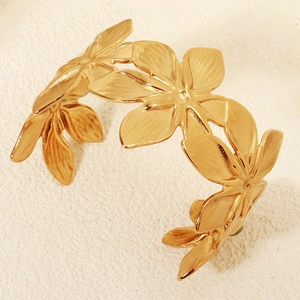 Detailansicht der goldfarbenen Muschel- und Seesternblüten am Armreif für Damen