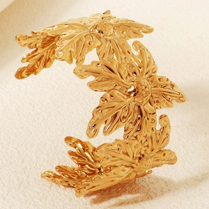 Makroaufnahme der goldenen Manschette mit barocker Muschel und Seestern-Prägestruktur